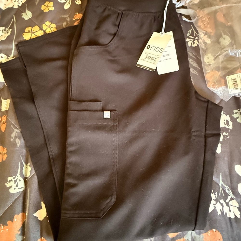 FIGS Kade Cargo in Black from the Technical Collection in size Medium Petite